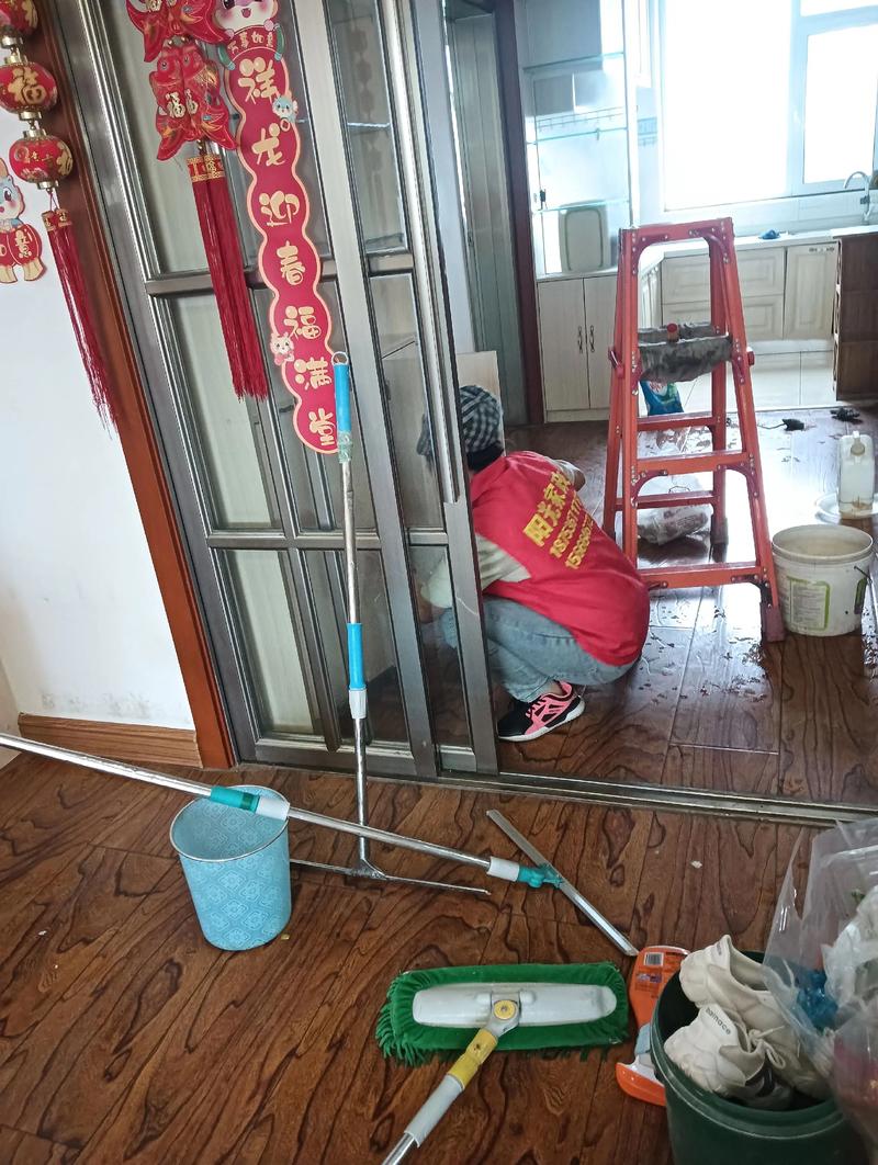 聚焦龙岗保洁：擦亮城市底色的幕后英雄